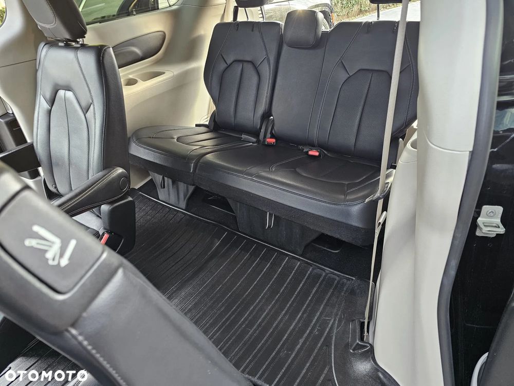Chrysler Pacifica - 17