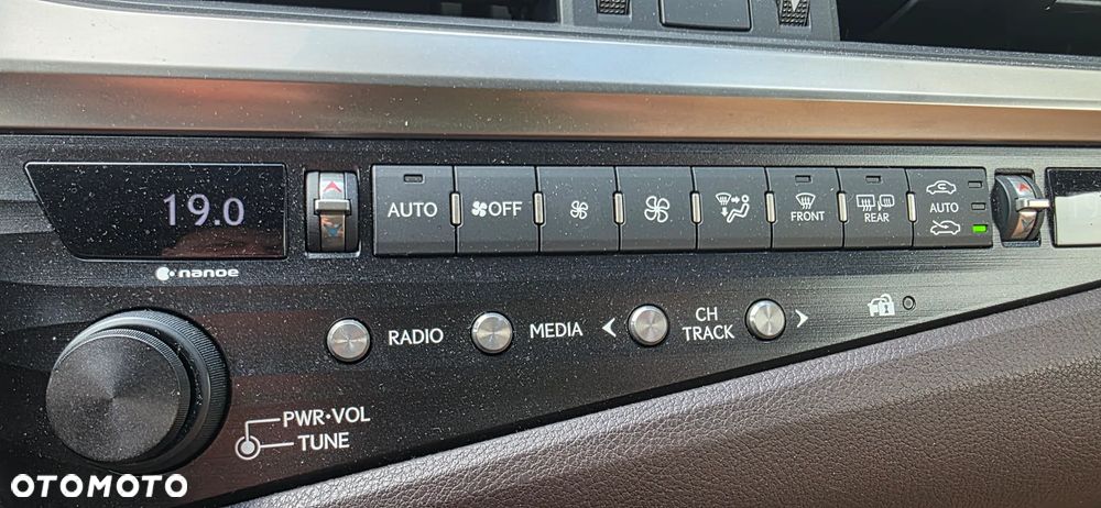 Lexus ES 300h Prestige - 35