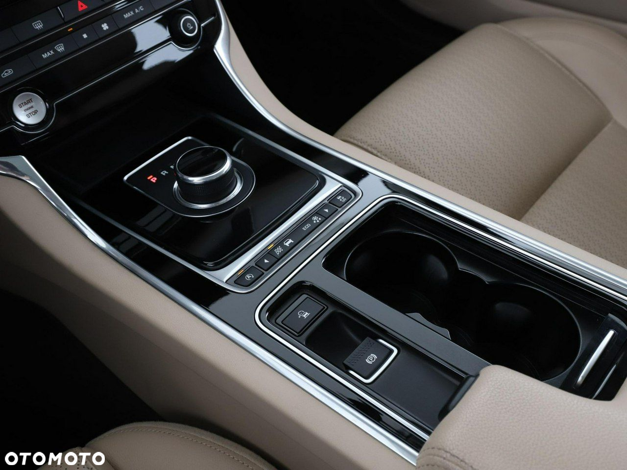 Jaguar XF 20d Portfolio - 30