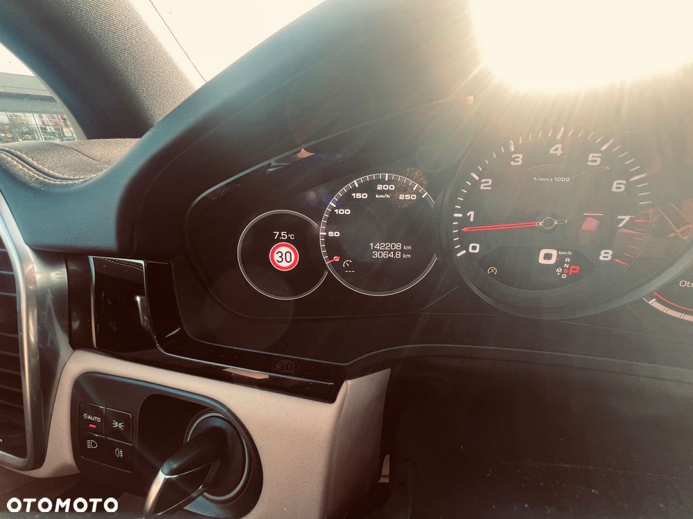 Porsche Cayenne Platinum Edition - 12