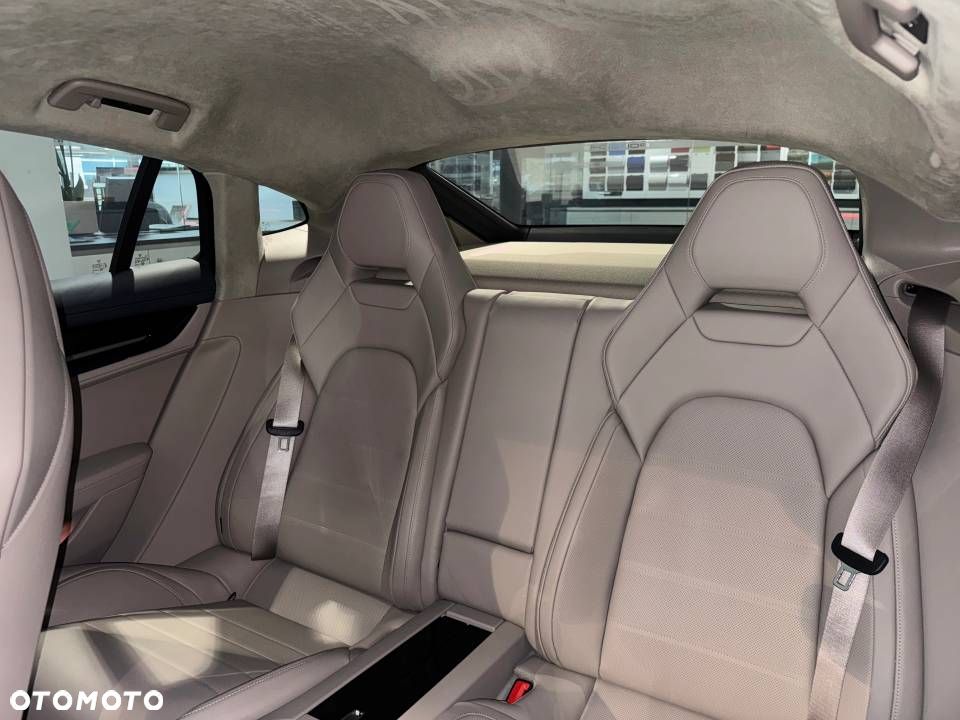 Porsche Panamera 4 E-Hybrid PHEV - 22