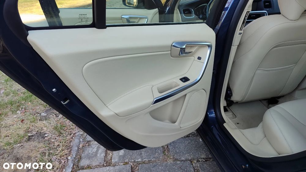 Volvo S60 D4 Drive-E Momentum - 30