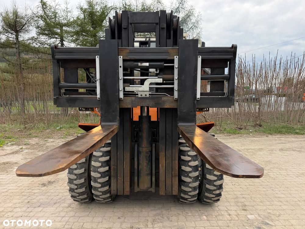 O&K V80 Wózek Widłowy Niemiecki Producent O&K. Silnik DEUTZ 90 km. Udźwig 8 ton. Gabarytowo mała maszyna z Wielkim udźwigiem. Podwójne Koła. Regulacja wideł i Karetki Hydrauliczna. Maszt TRIPLEX. niski przebieg 5790h. Maszyna Pochodzi z Norweskiej Komuny! Nie posiada luzów i wycieków Jazda Hydrostatic. Stan Perfekcyjny! DIESEL. Opony Nowe. Okazja - 2