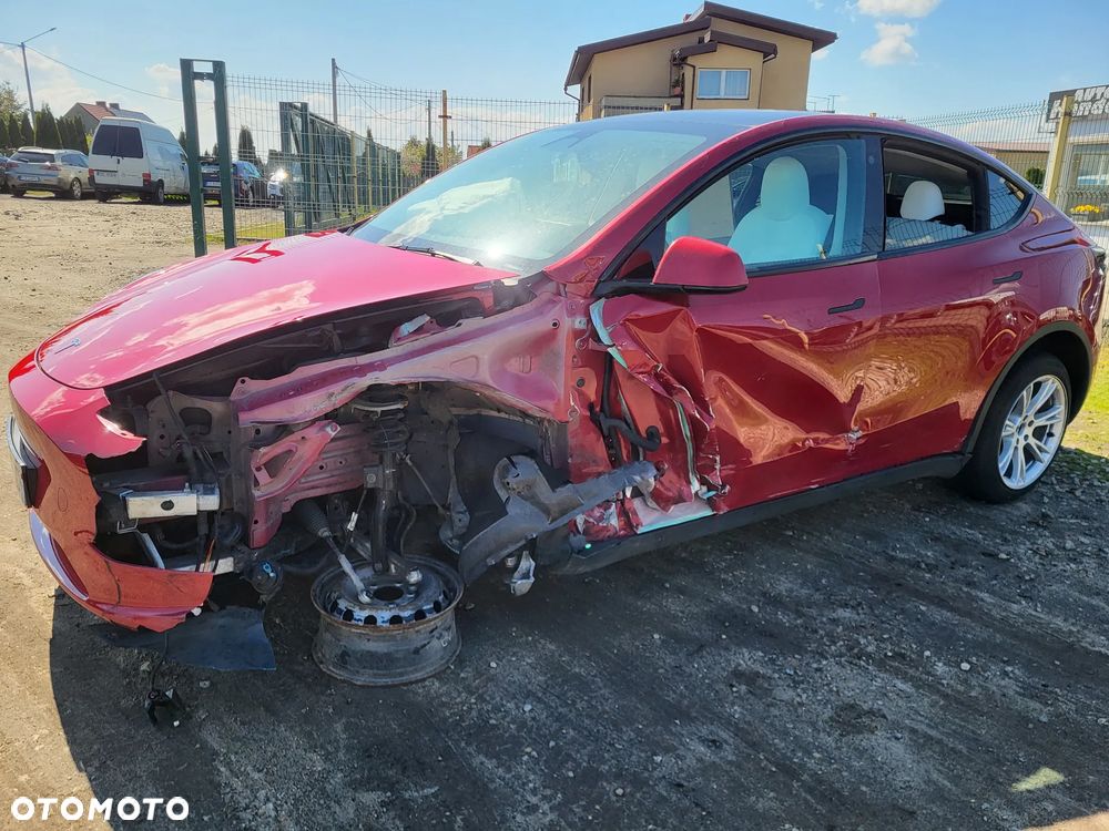 Tesla Model Y - 11