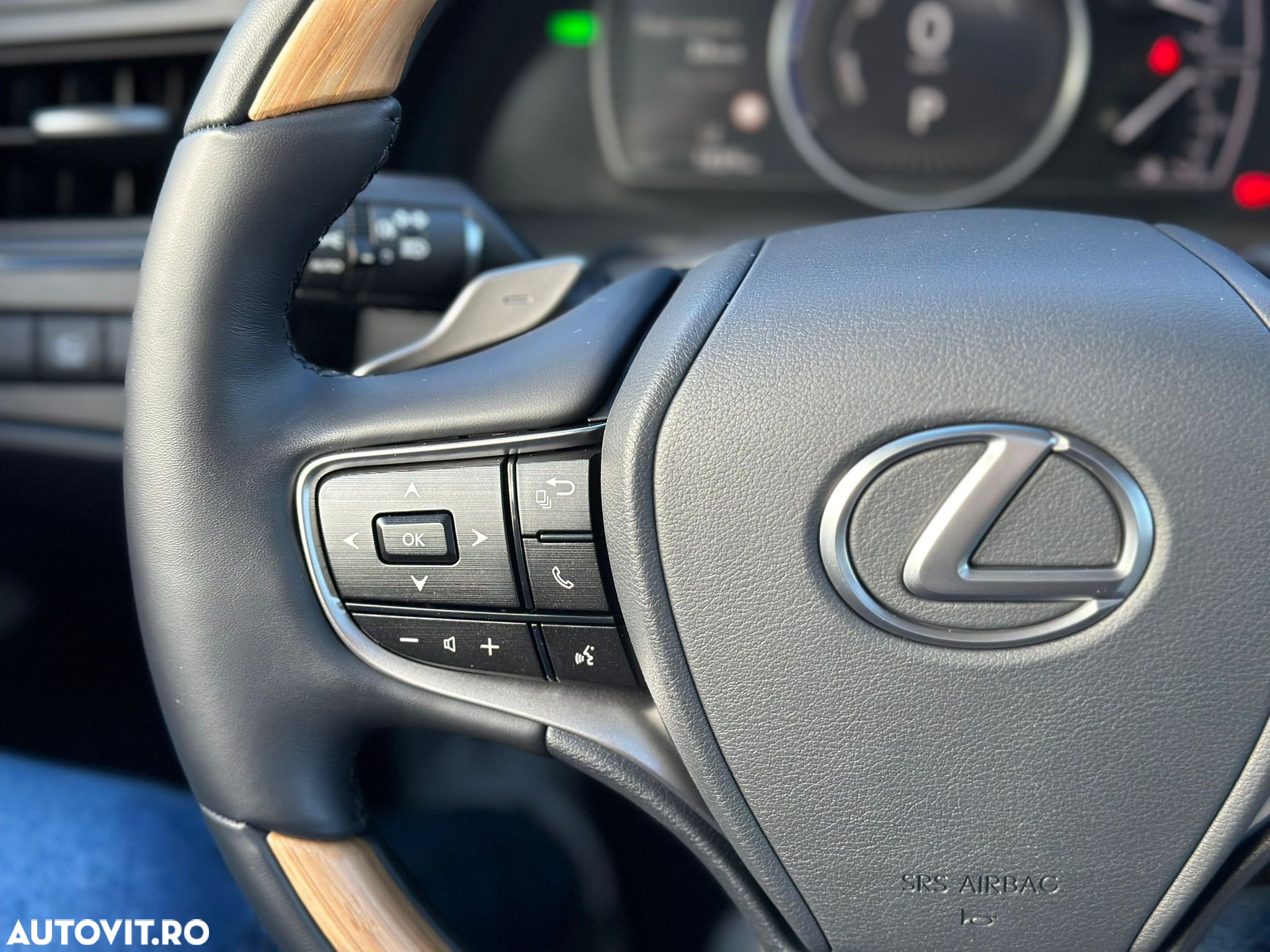 Lexus Seria ES 300h 2.5 TNGA HV 25H- 4X2 CVT Executive - 29