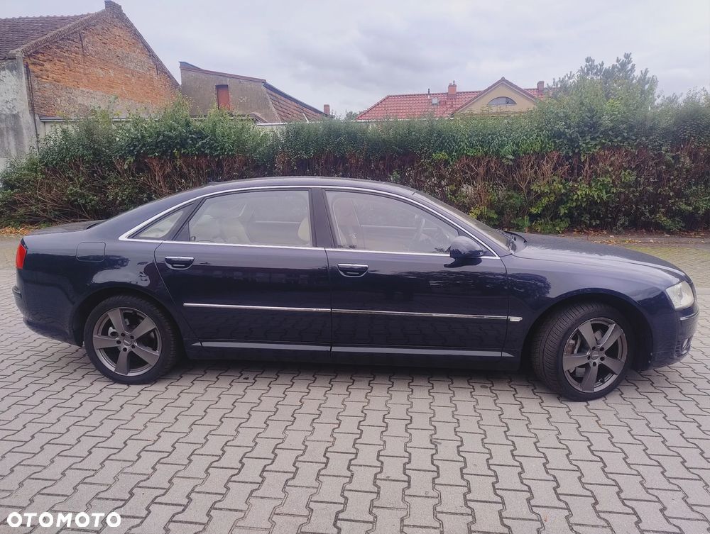 Audi A8 4.2 L Quattro - 2