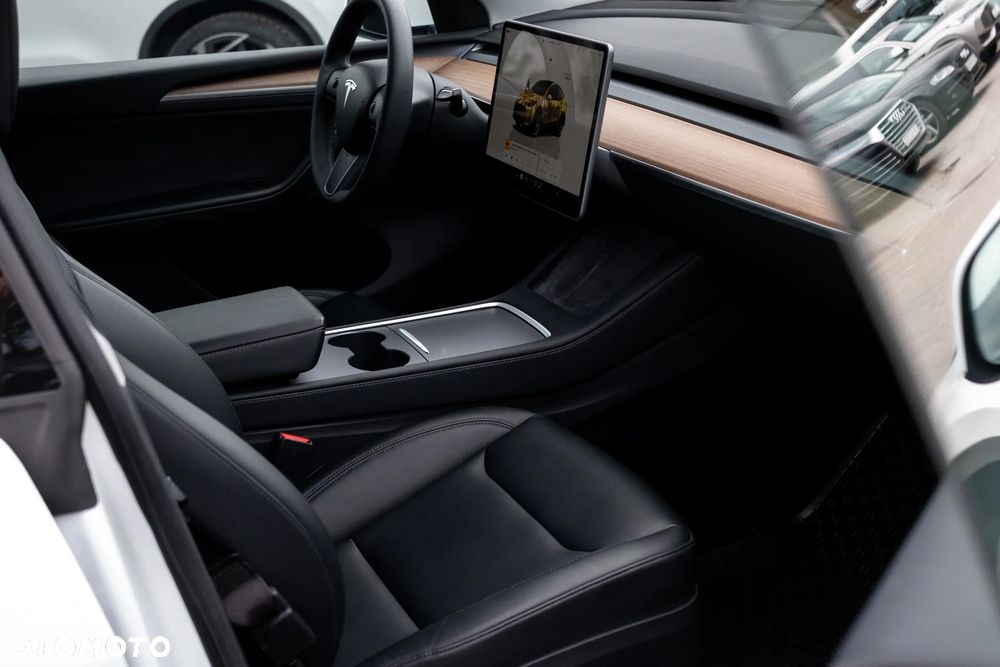 Tesla Model Y - 28