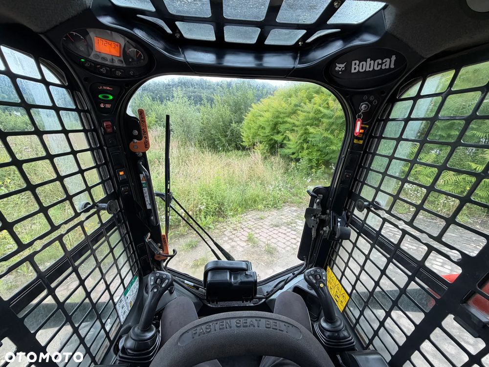 Bobcat S530. Ładowarka 4x4 wózek terenowy. Łyżka. Pełne sterowanie z dżojstika jazda i praca. Aktualne serwisy DEKRA 2026r. Silnik Kubota 4cyl 55km. Maszyna Jak Nowa z Salonu! Pochodzi z Norweskiego Gospodarstwa! 2020 rok 1724 mtg! Zero luzów i wycieków. Bardzo mocna i wydajna maszyna o małych gabarytach! Idealna do stajni oraz Budownictwa. OKAZJA TANIO 3 wyjścia Hydrauliczne pod urządzenia!! Wszystkie opony jak nowe .Kabina ogrzewana pełne szkło + drzwi. Po serwisach. Potężna moc. OKAZJA - 8