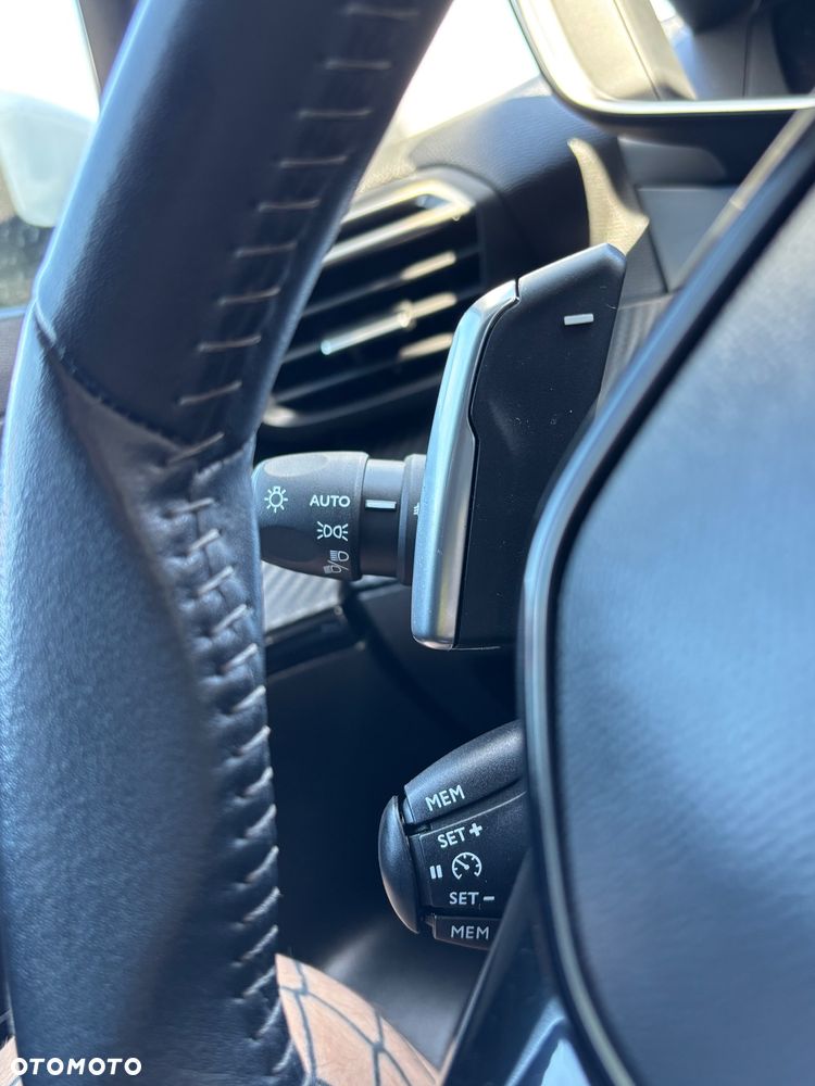 Peugeot 2008 PureTech 130 EAT8 Allure - 17