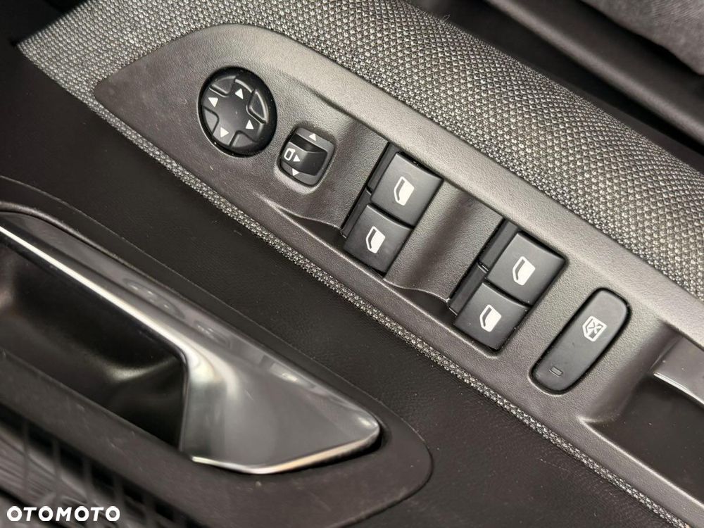 Peugeot 208 - 12