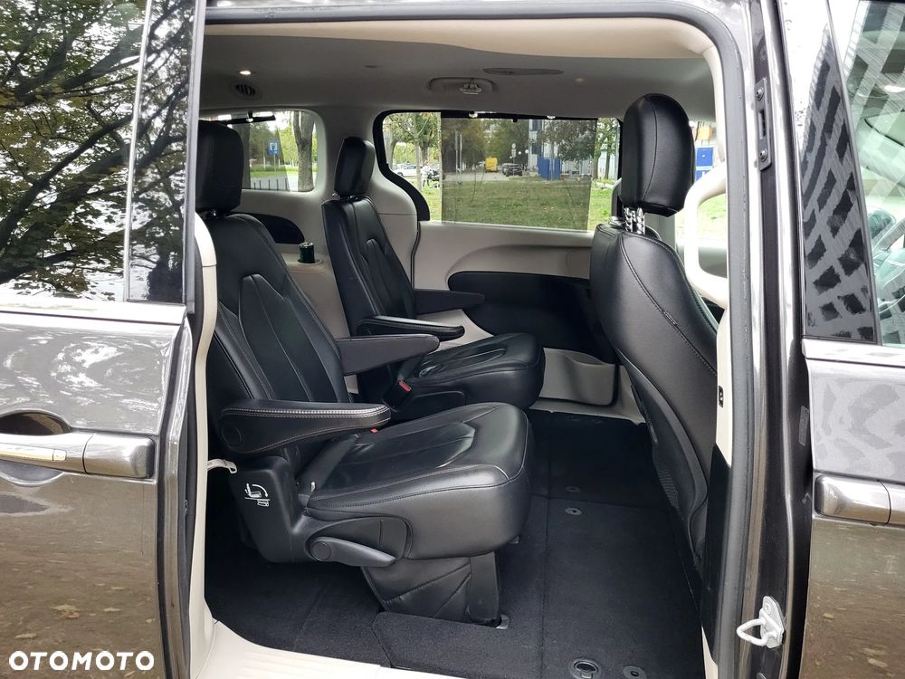 Chrysler Pacifica - 30