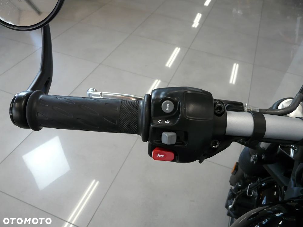 Triumph Bonneville Bobber - 15