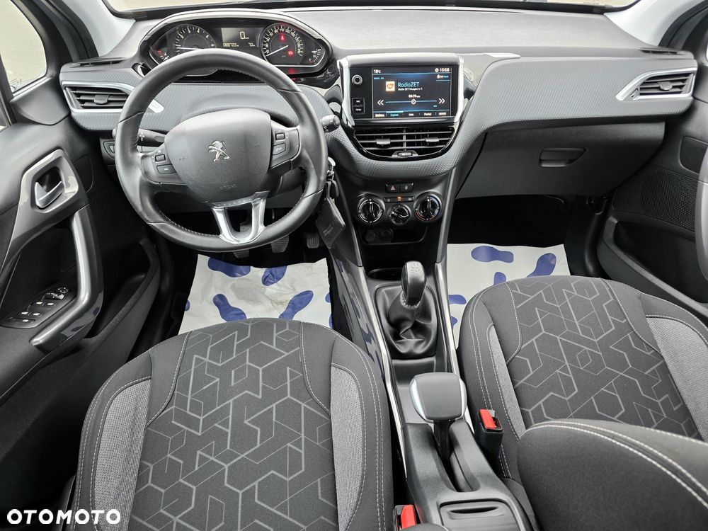 Peugeot 208 - 8