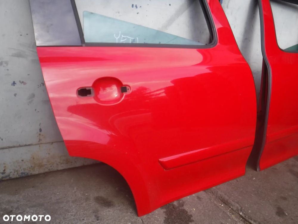 Skoda Yeti Lift drzwi tyl prawe lewe szyba LF3K 8T8T - 4