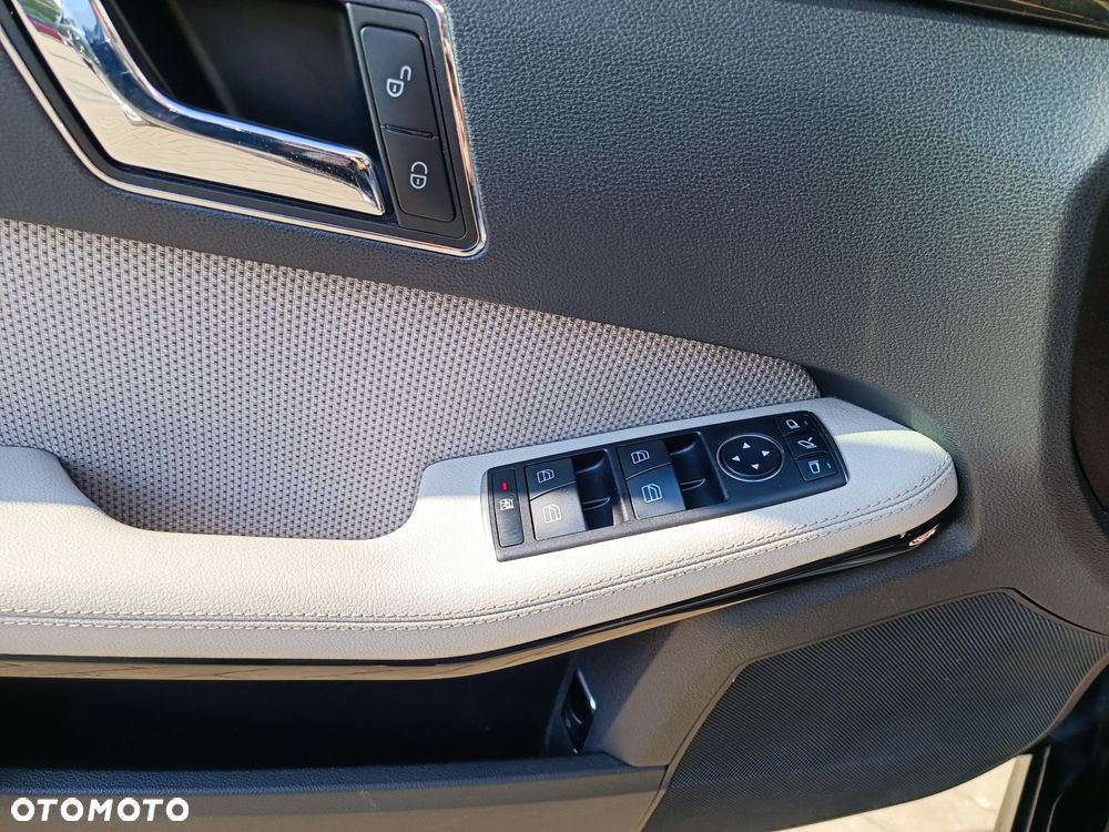 Mercedes-Benz Klasa E 200 T CGI BlueEFFICIENCY 7G-TRONIC Avantgarde - 27