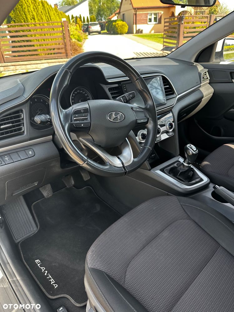 Hyundai Elantra 1.6 Comfort Premiere - 16