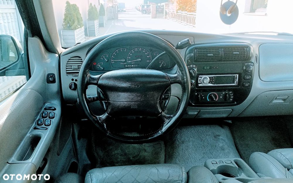 Ford Explorer Standard - 9