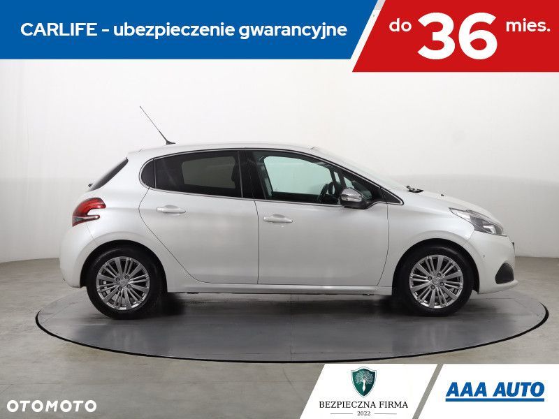 Peugeot 208 - 8