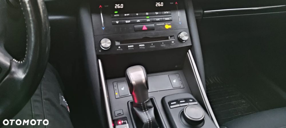 Lexus IS 300h Black - 30