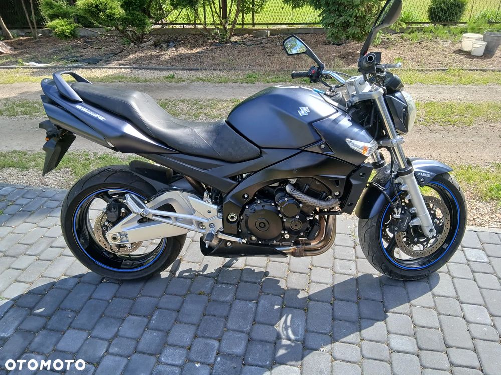 Suzuki GSR - 2
