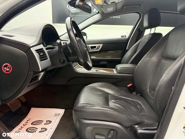 Jaguar XF 2.2 D Premium Luxury - 24