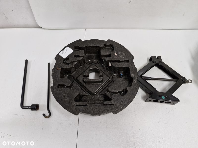 HYUNDAI VELOSTER LEWAREK WKŁAD KOŁA ZAPASOWEGO KLUCZ 09149-2V000 - 4