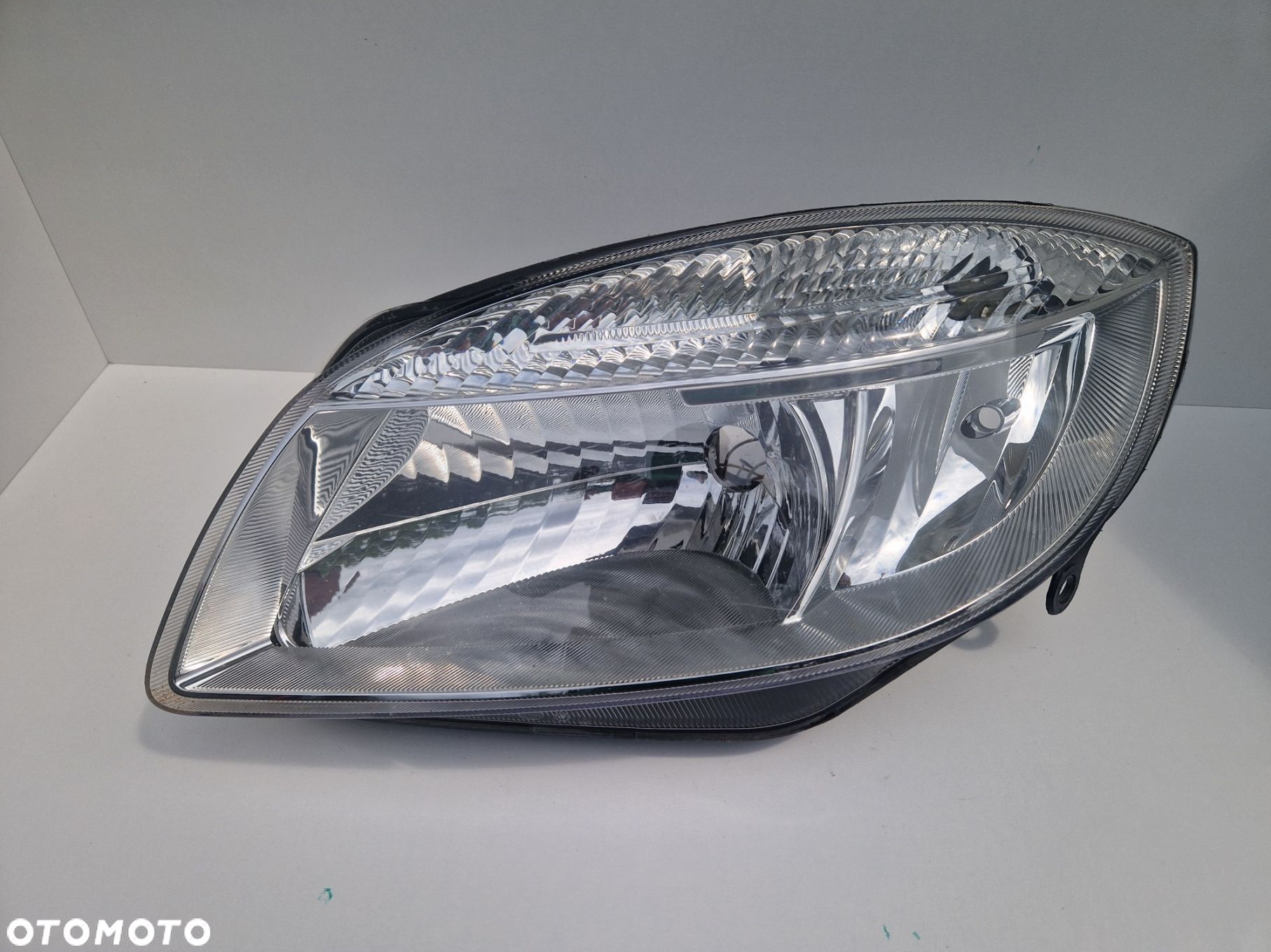 SKODA FABIA 2 II  LAMPA PRZÓD PRZEDNIA LEWA  EUROPA 8A61-13W030AJ - 1