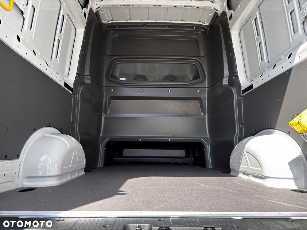 Volkswagen Crafter 35 2.0 TDI L3H3 3640 140 KM - 11