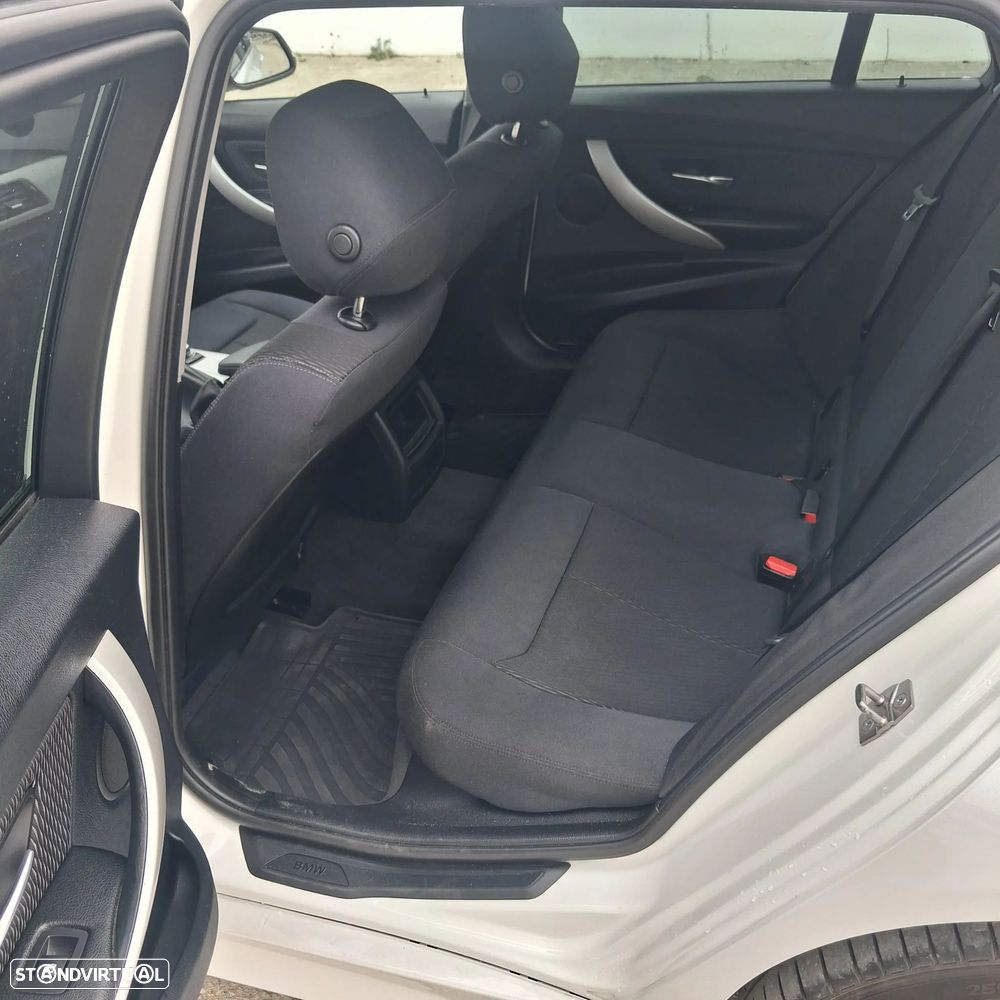 BMW 320 d Sport Line - 9