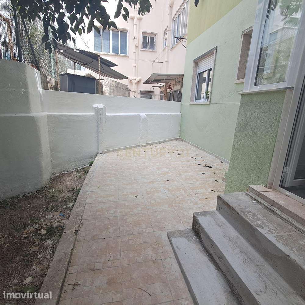 T2 renovado com requinte e logradouro privativo, em ótima zona da Amad - Grande imagem: 3/22