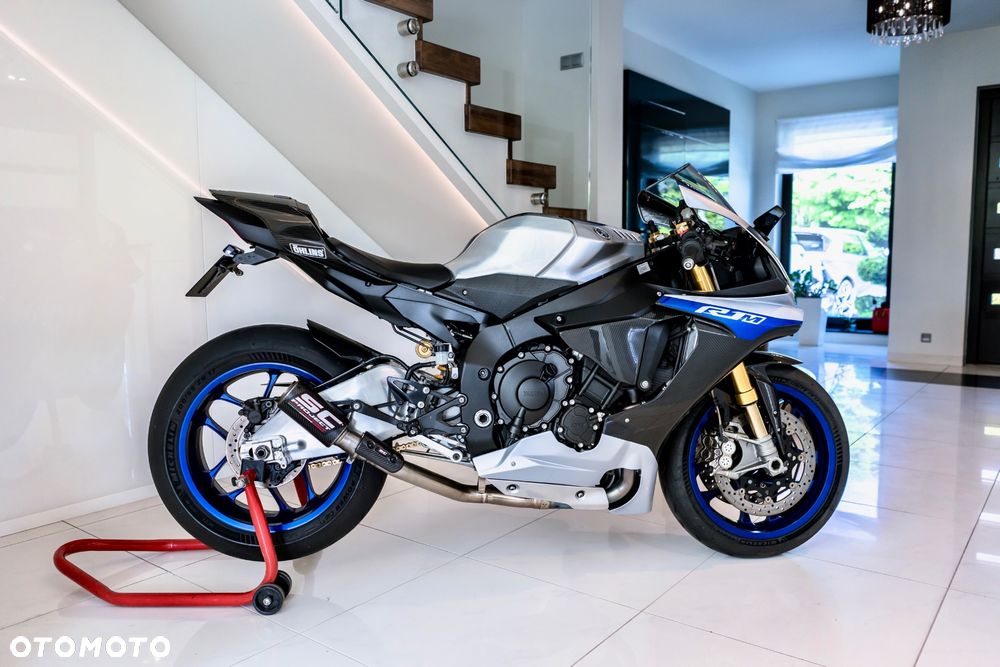 Yamaha R1 - 4