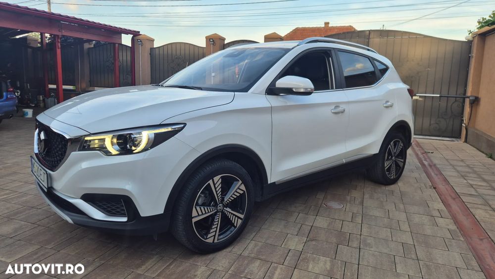 MG ZS EV Luxury - 3