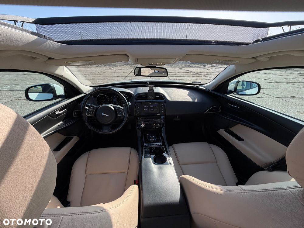 Jaguar XE 2.0 T Prestige - 5