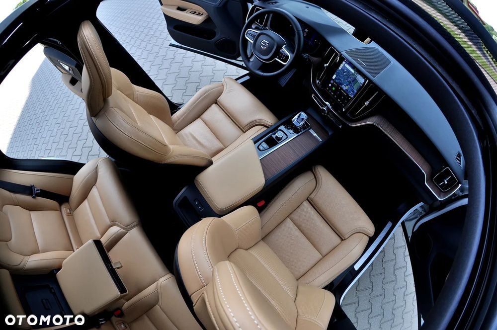 Volvo XC 60 B4 D Plus Dark - 24