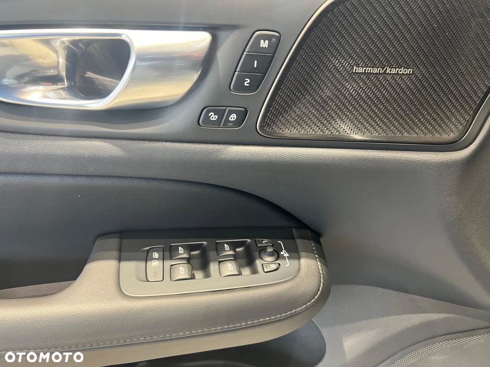 Volvo V60 B4 B DKG Plus Dark - 11