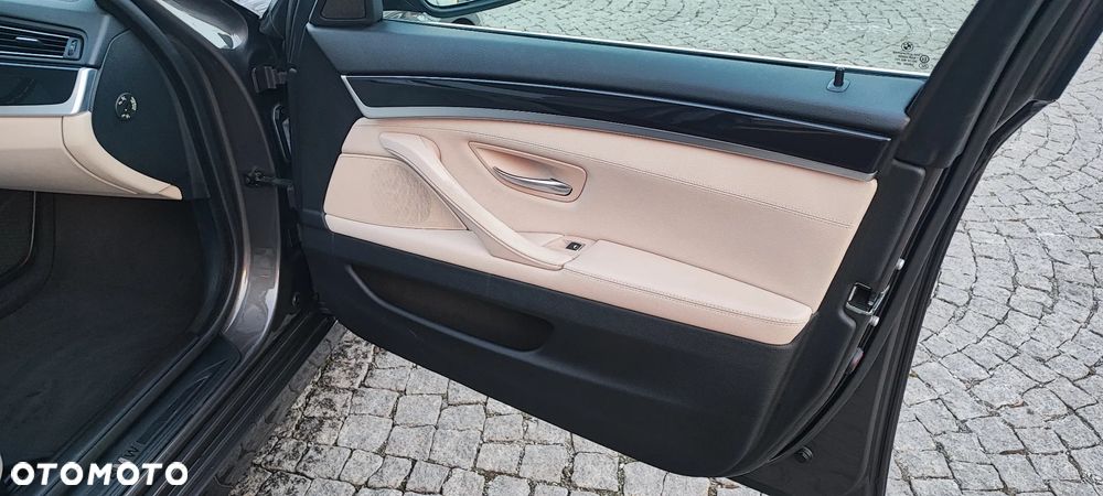 BMW Seria 5 525d xDrive - 24