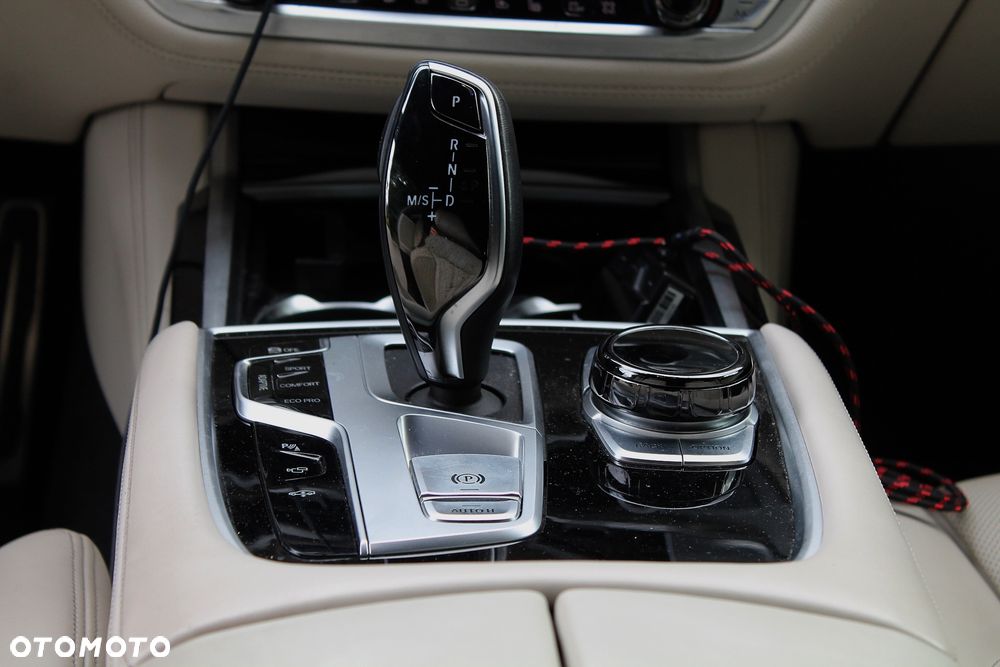 BMW Seria 7 750i xDrive - 12