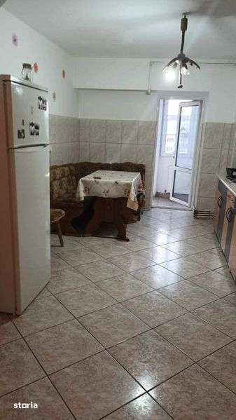 Apartament cu 3 camere vis-a-vis de cinema Dacia — fotografia 1