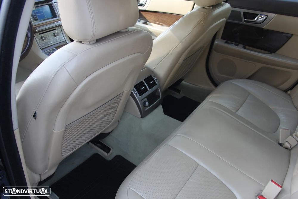 Jaguar XF 3.0 D V6 S Premium Luxury - 28
