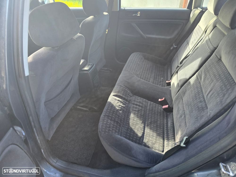 VW Passat 1.9 TDi Highline - 17