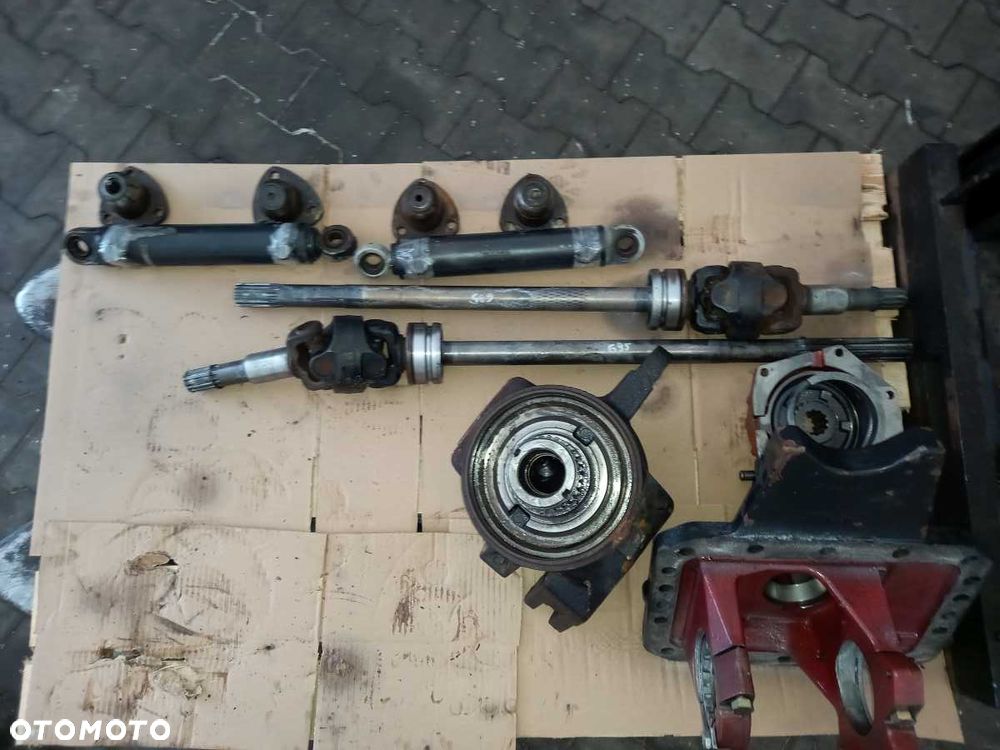 Obudowa przedniego mostu zwrotnica półoś New Holland TS115A - 5