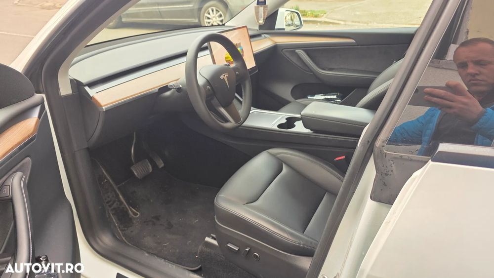 Tesla Model Y AWD Performance - 11