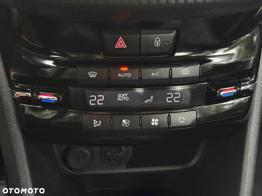 Peugeot 2008 1.2 Pure Tech Allure S&S - 12