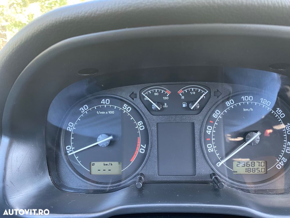 Skoda Octavia Combi 1.6 Ambiente - 8