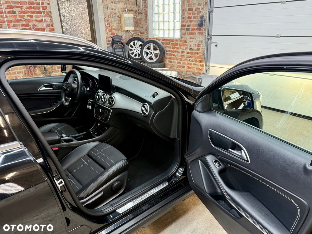 Mercedes-Benz GLA 180 7G-DCT Urban - 15