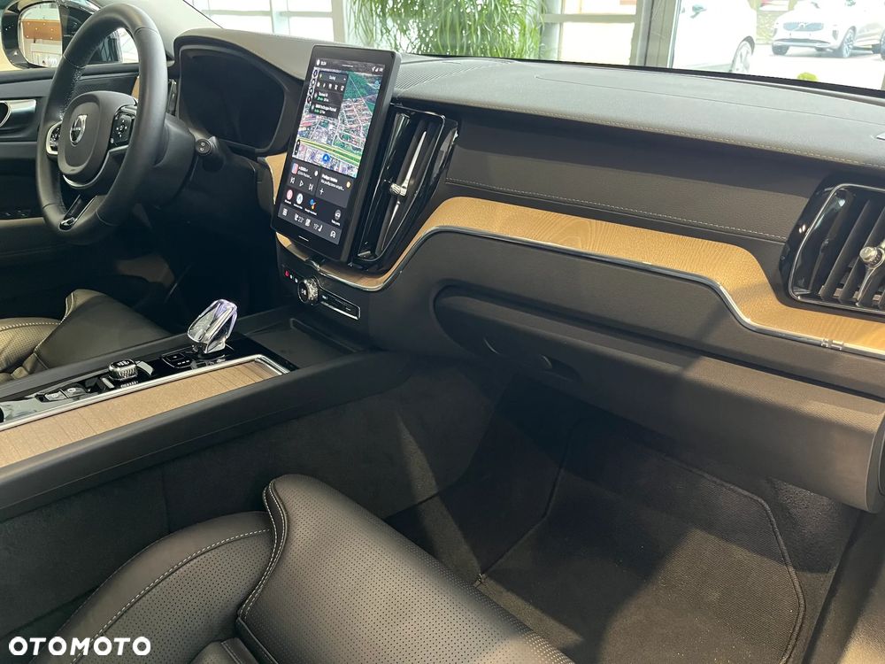 Volvo XC 60 T6 Plug-In Hybrid AWD Ultra Dark - 12