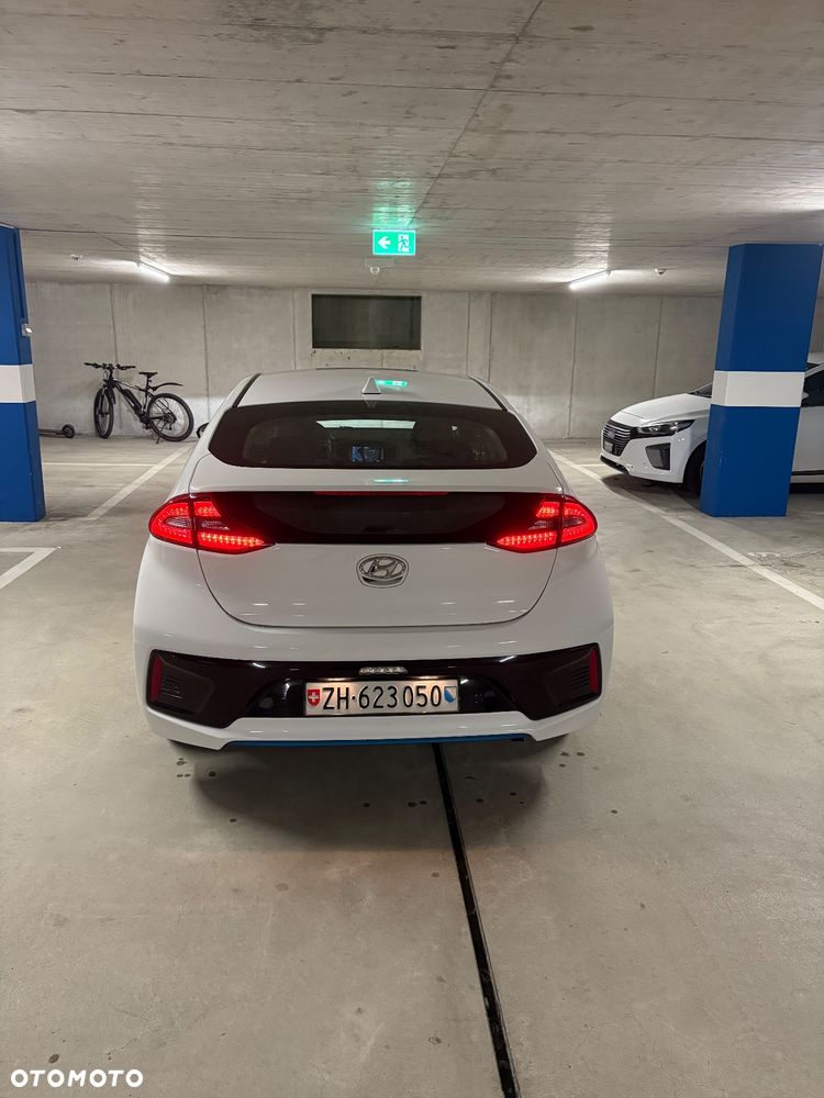 Hyundai IONIQ - 12