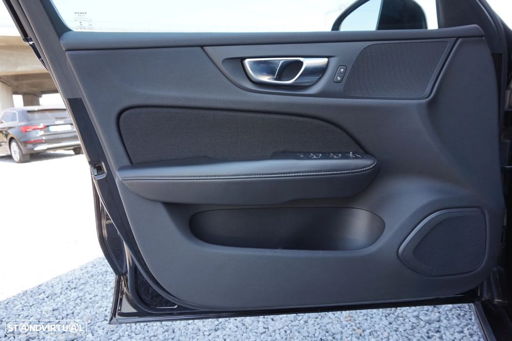 Volvo V60 2.0 B4 Momentum Core Geartronic - 28