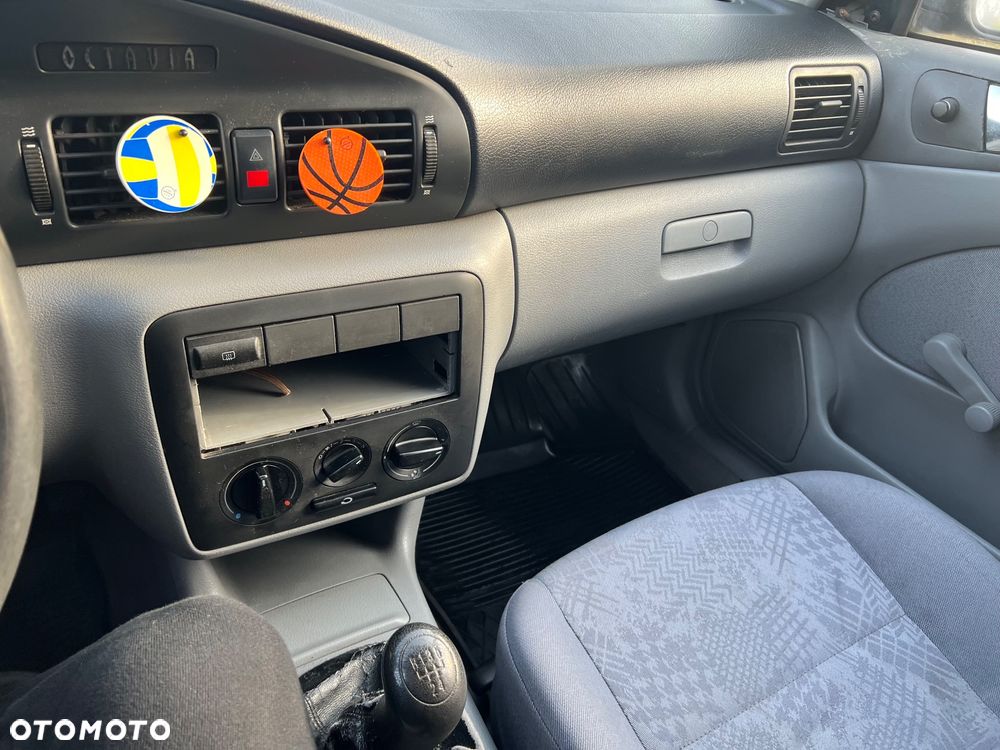 Skoda Octavia 1.6 GLX - 9