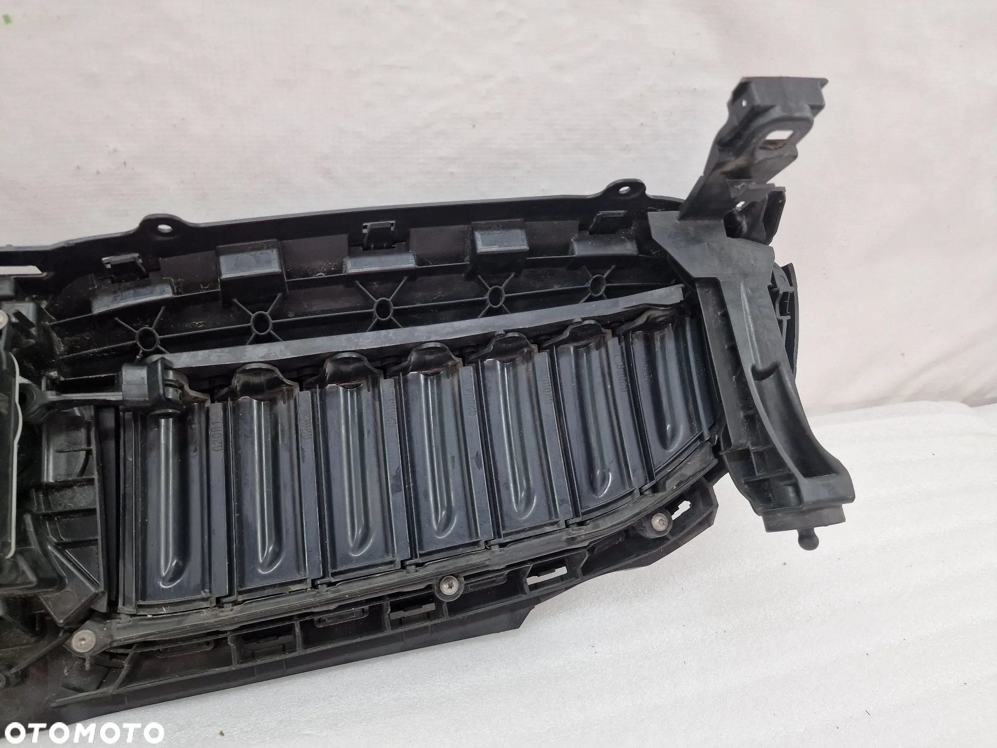 BMW G20 / G21 / G28 ATRAPA / GRILL ZDERZAKA PRZEDNIEGO PRZÓD + ŻALUZJA CZARNA W POŁYSKU , NR 187156-10 18715610 / 5A22C60 , NR AUKCJI GL703 - 24
